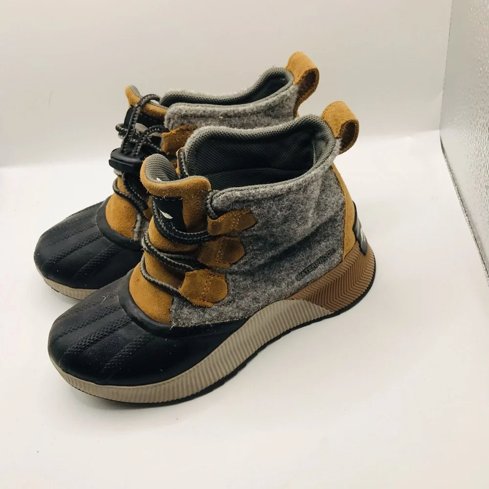 Kids Grey and Tan Waterproof Winter Boots - Brand Unspecified‎